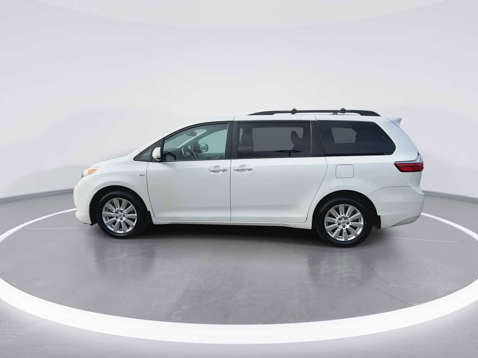 Thumbnail: 2017 Toyota Sienna - 5