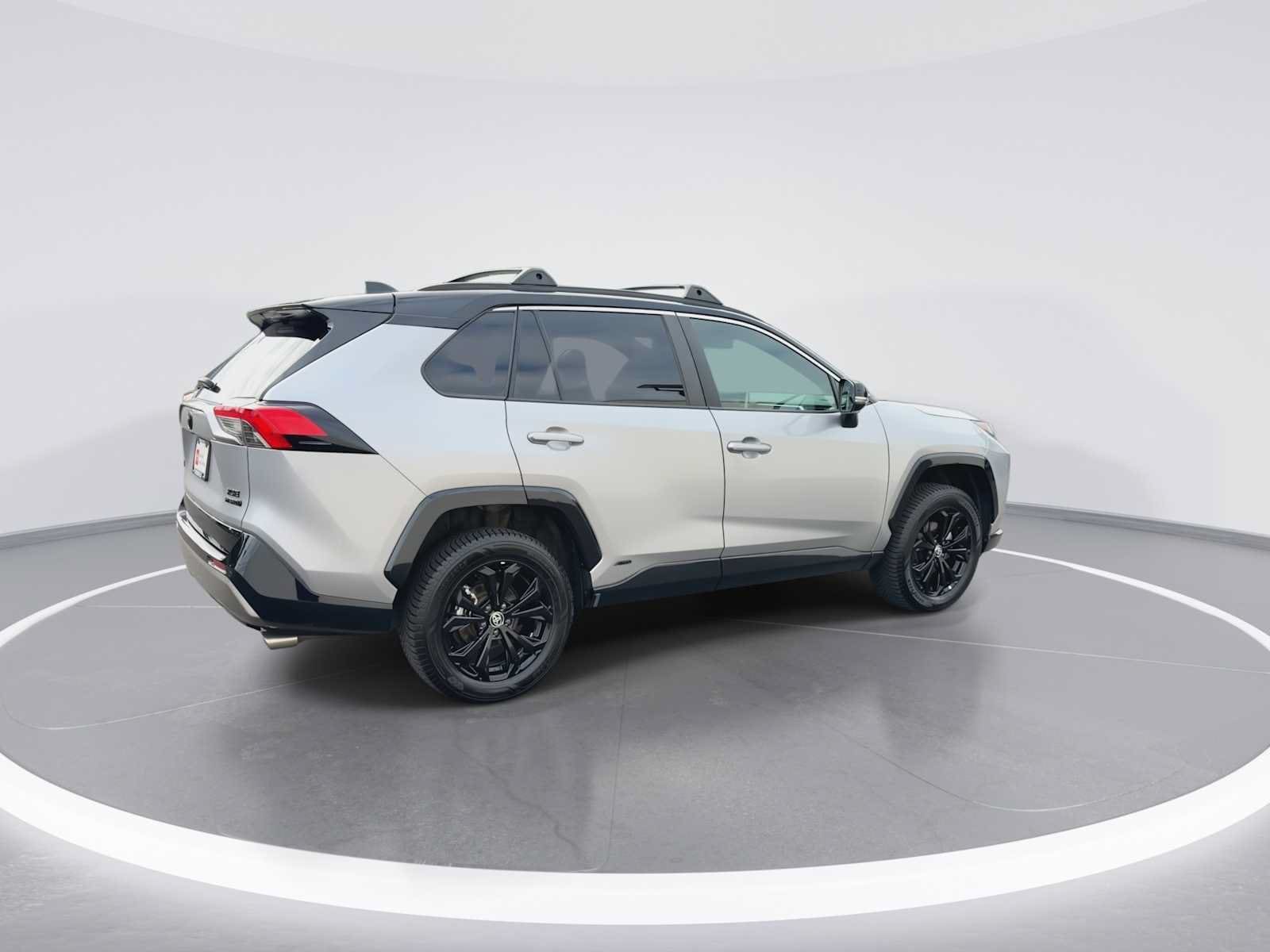 Thumbnail: 2022 Toyota RAV4 - 8