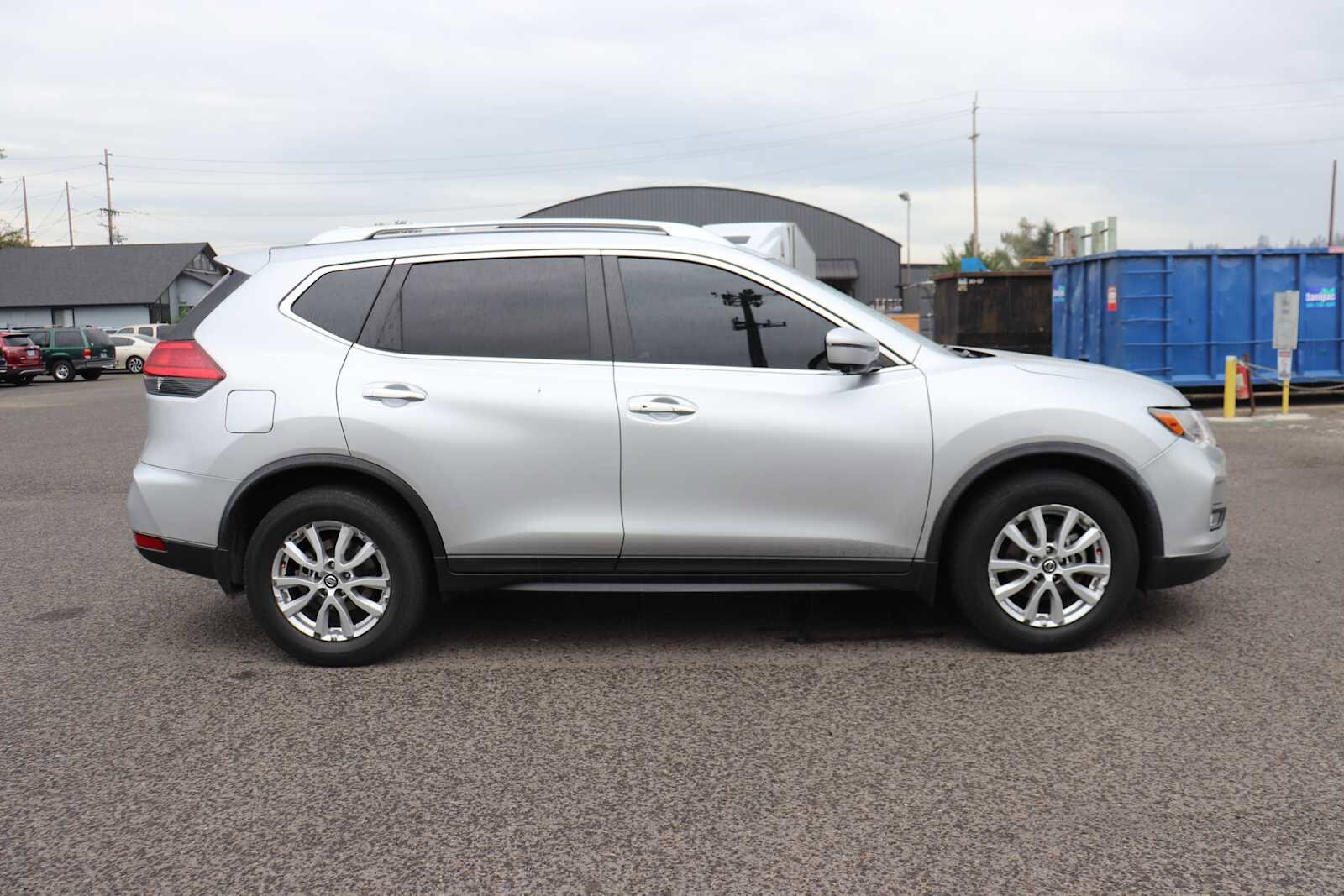 2017 Nissan Rogue SV photo 4