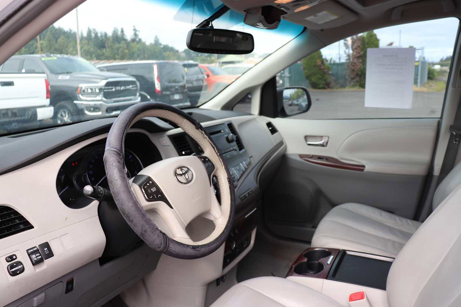 Thumbnail: 2011 Toyota Sienna - 10