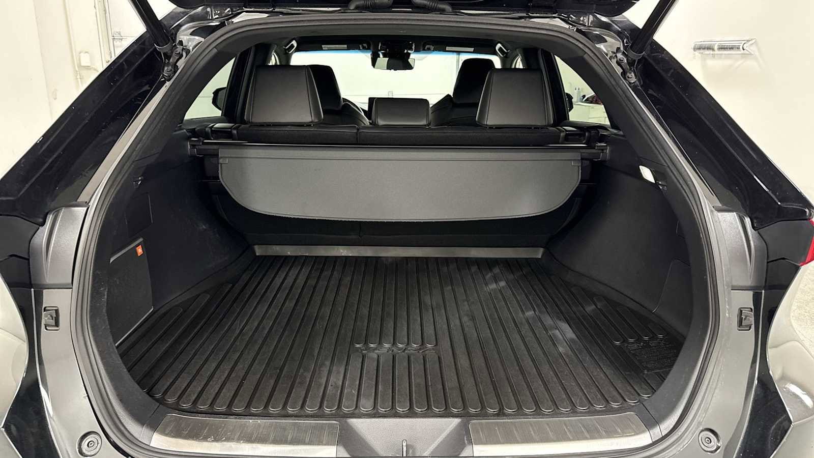 Thumbnail: 2022 Toyota Venza - 27