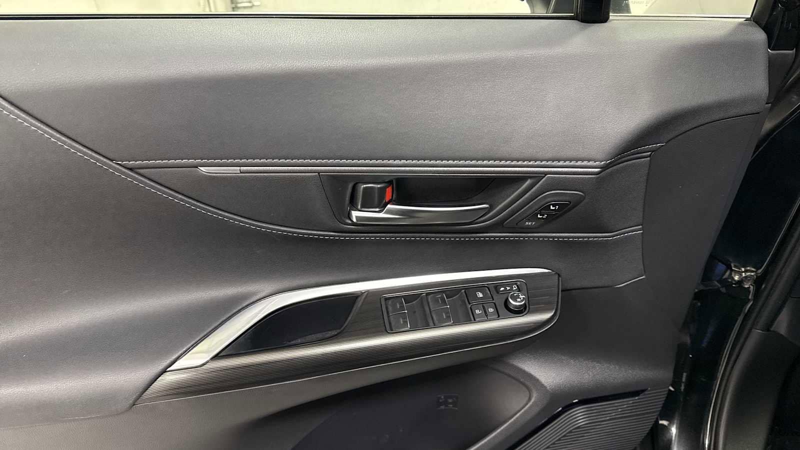 Thumbnail: 2022 Toyota Venza - 15