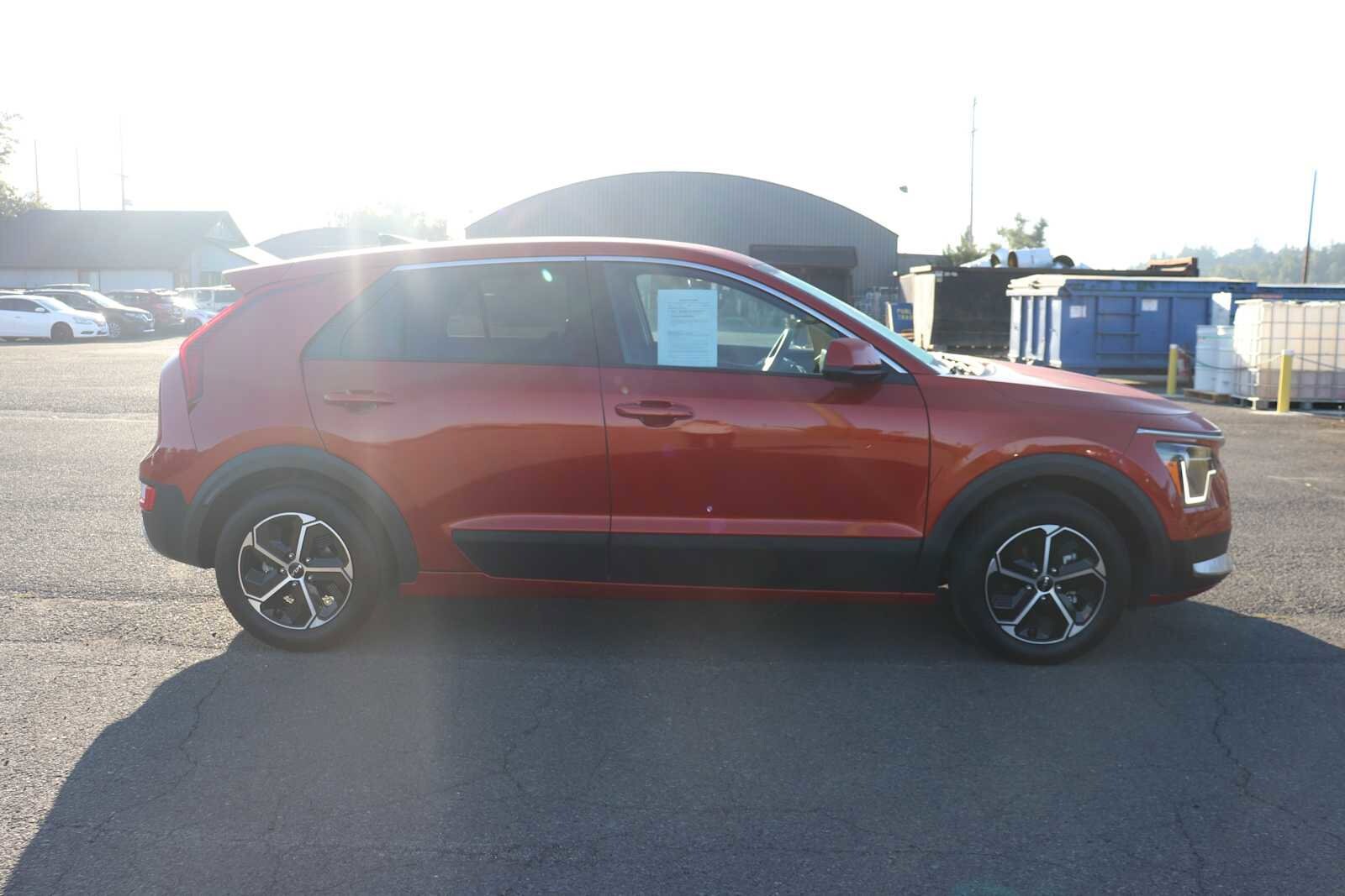Thumbnail: 2023 Kia Niro - 4
