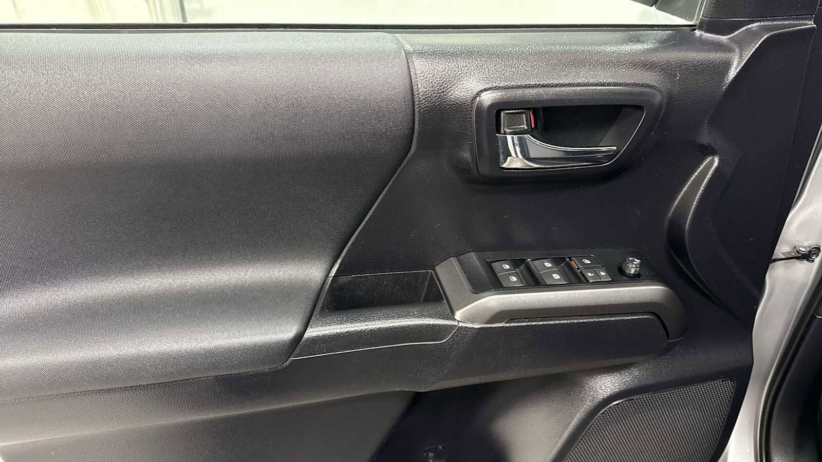 Thumbnail: 2020 Toyota Tacoma - 15