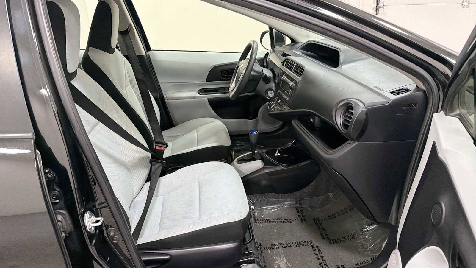 Thumbnail: 2014 Toyota Prius c - 27