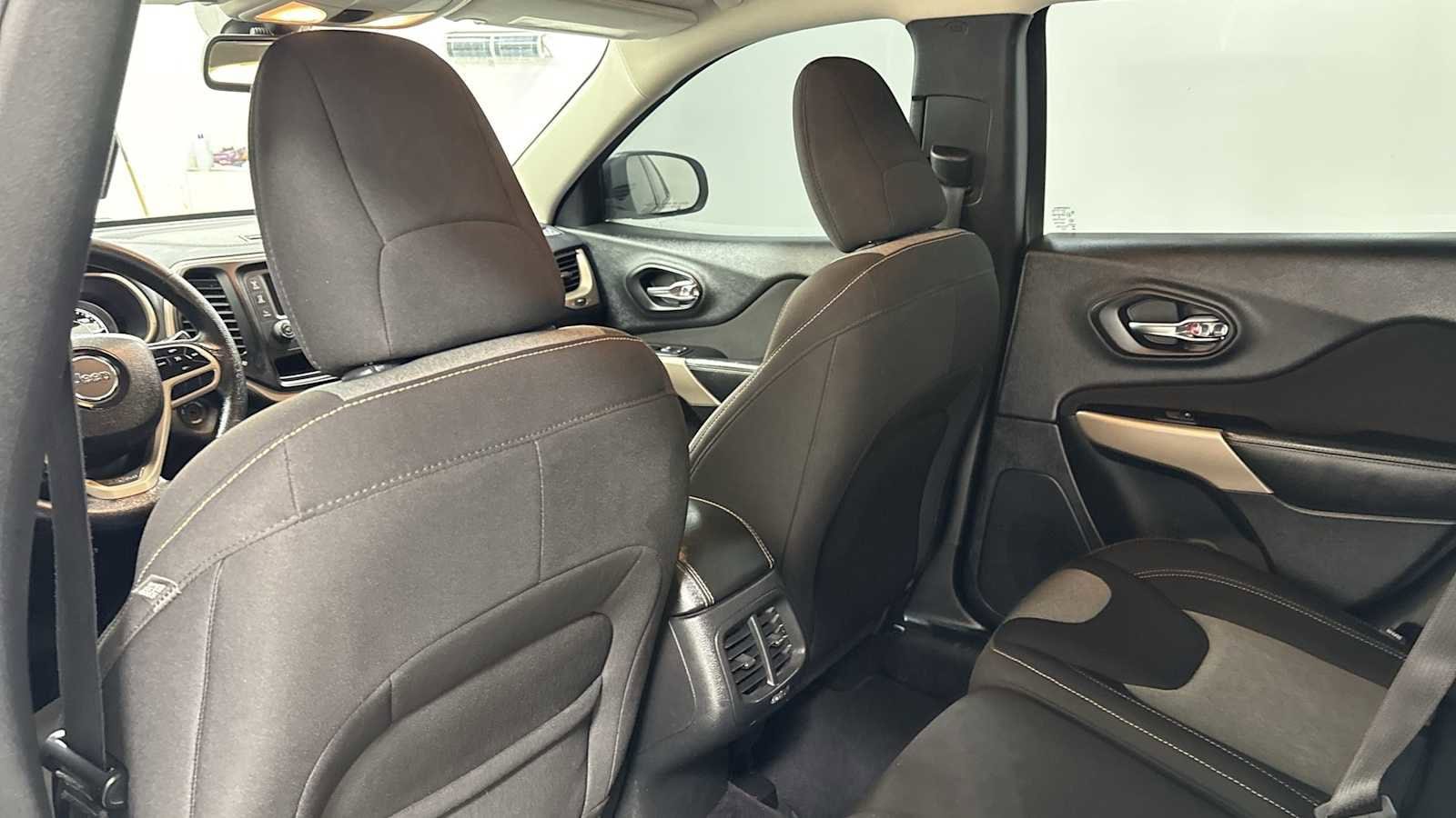 Thumbnail: 2017 Jeep Cherokee - 24