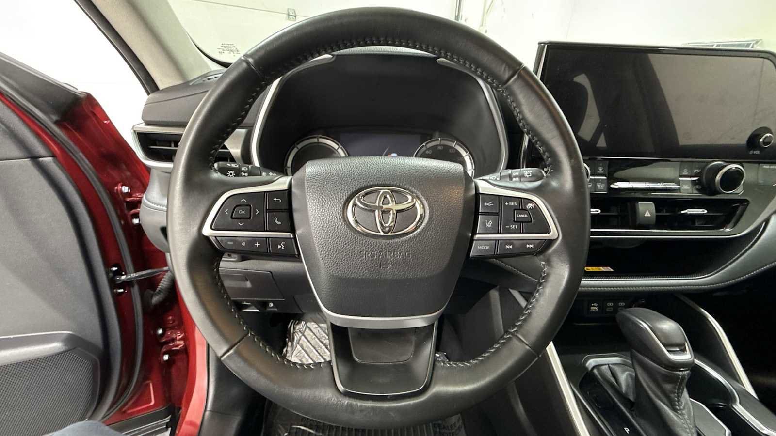 Thumbnail: 2023 Toyota Highlander - 16