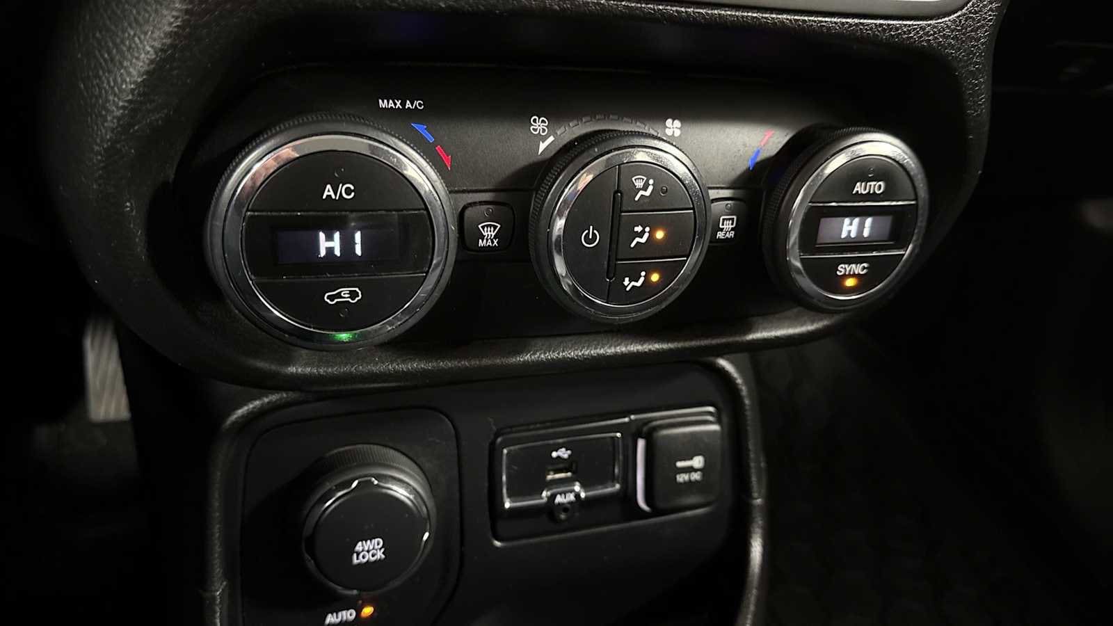 Thumbnail: 2017 Jeep Renegade - 21