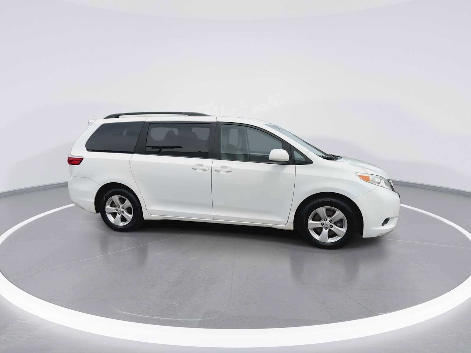 Thumbnail: 2015 Toyota Sienna - 8