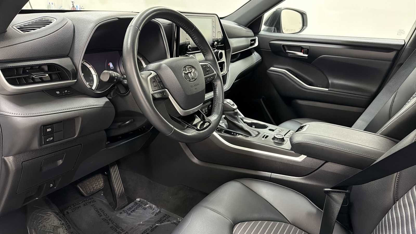 Thumbnail: 2022 Toyota Highlander - 12