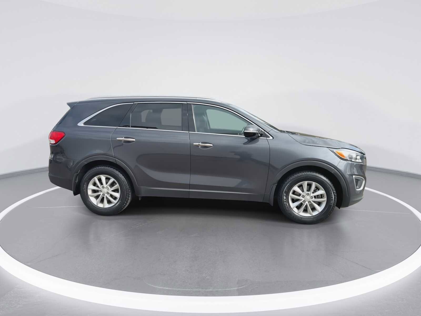 Thumbnail: 2017 Kia Sorento - 9