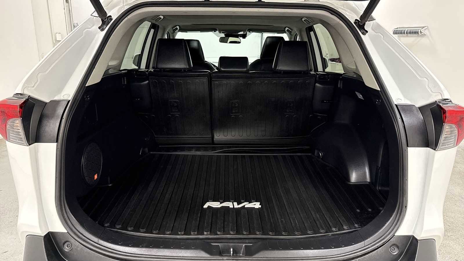 Thumbnail: 2020 Toyota RAV4 - 27