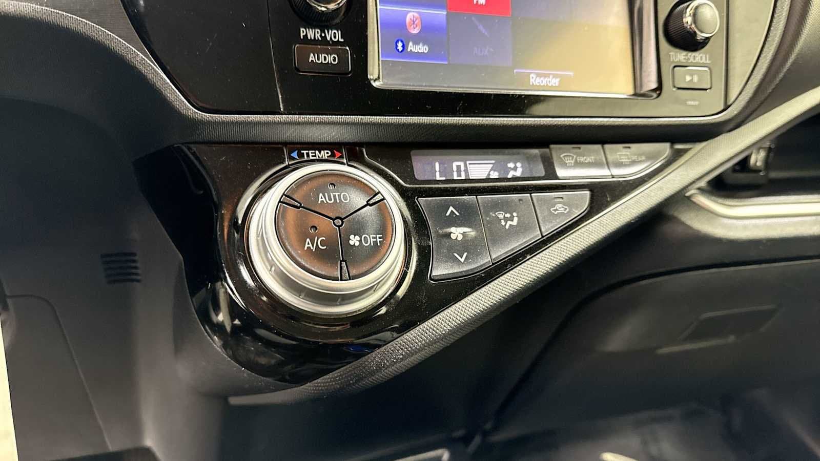 Thumbnail: 2016 Toyota Prius c - 19