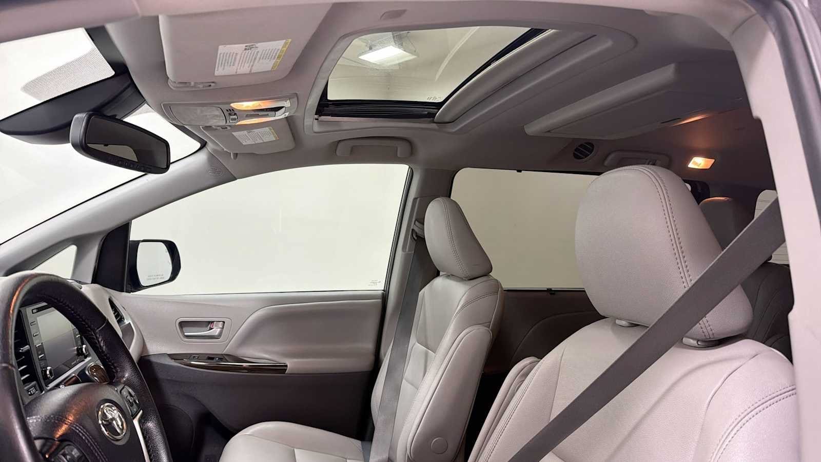Thumbnail: 2020 Toyota Sienna - 24