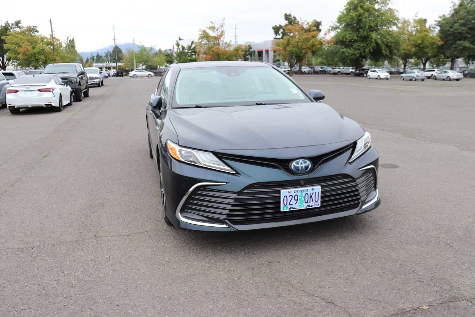 2021 Toyota Camry Hybrid XLE photo 2