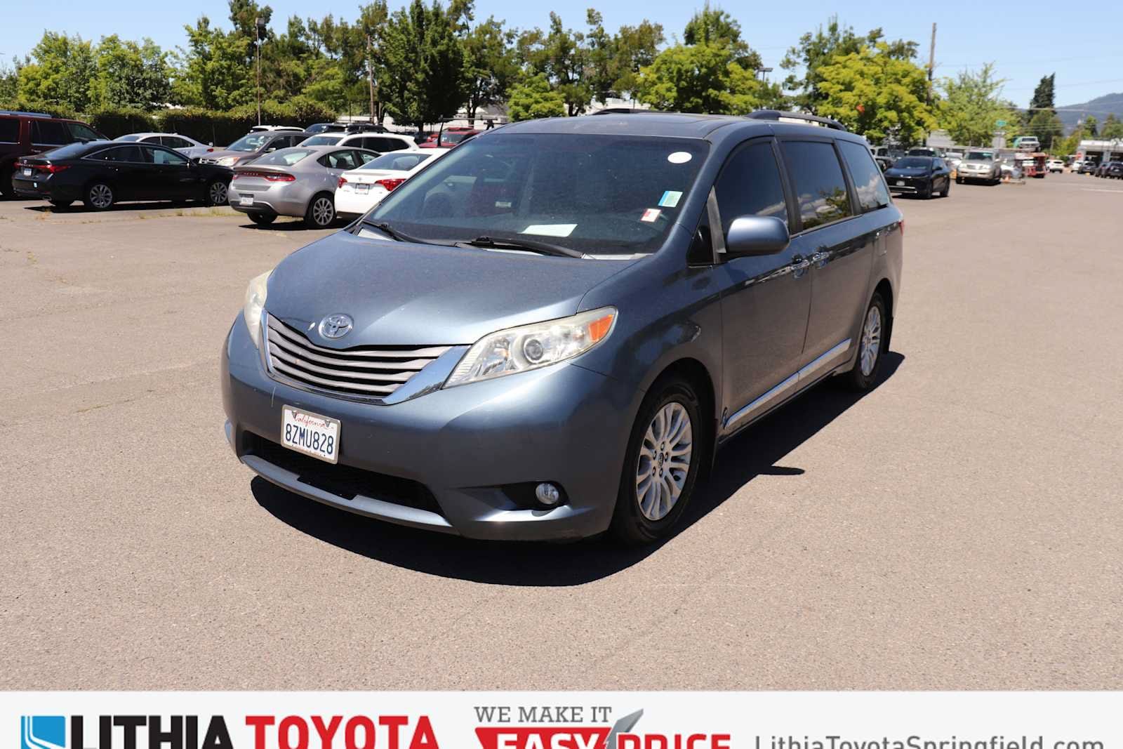 2015 Toyota Sienna XLE V6 7-Passenger Access Seat's photo