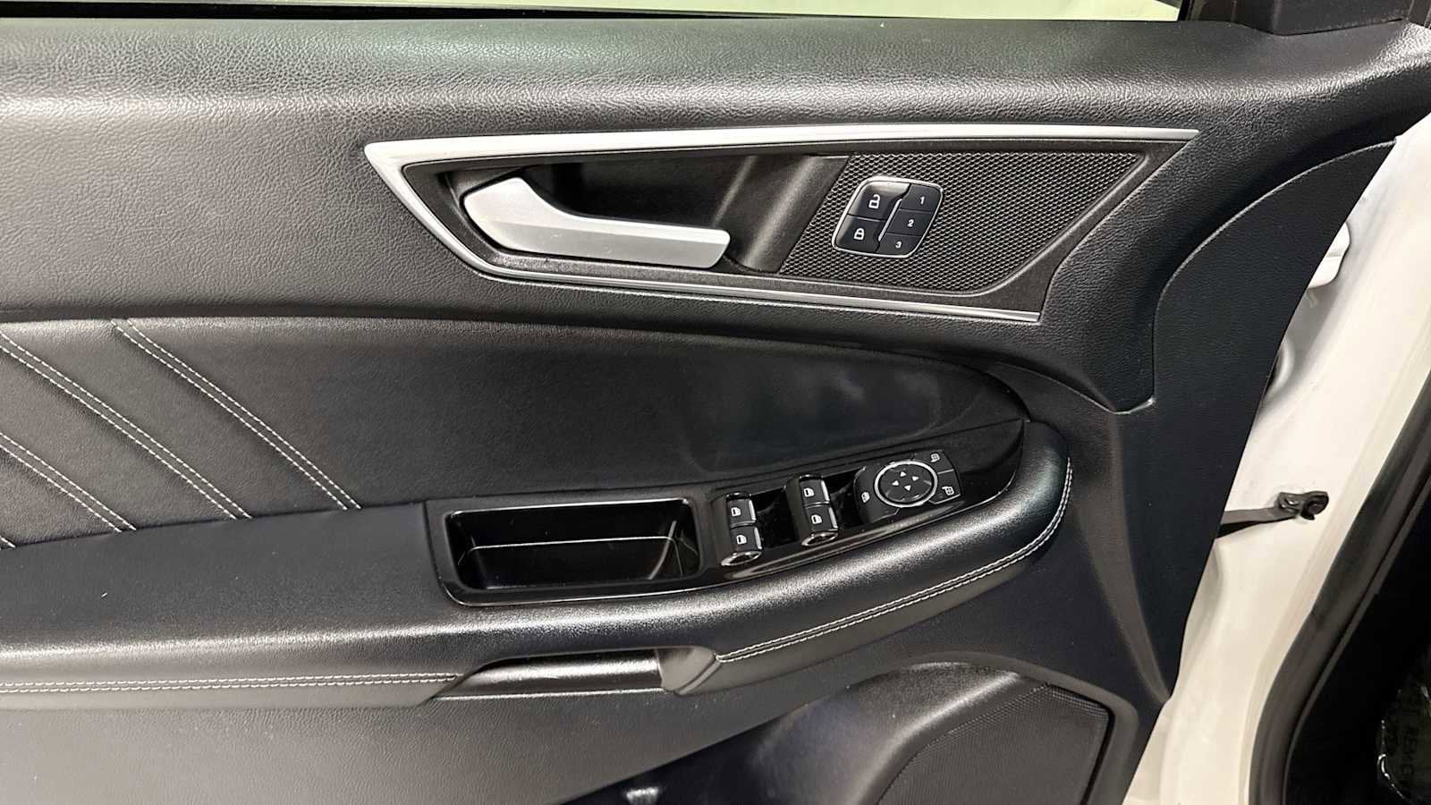 Thumbnail: 2015 Ford Edge - 15