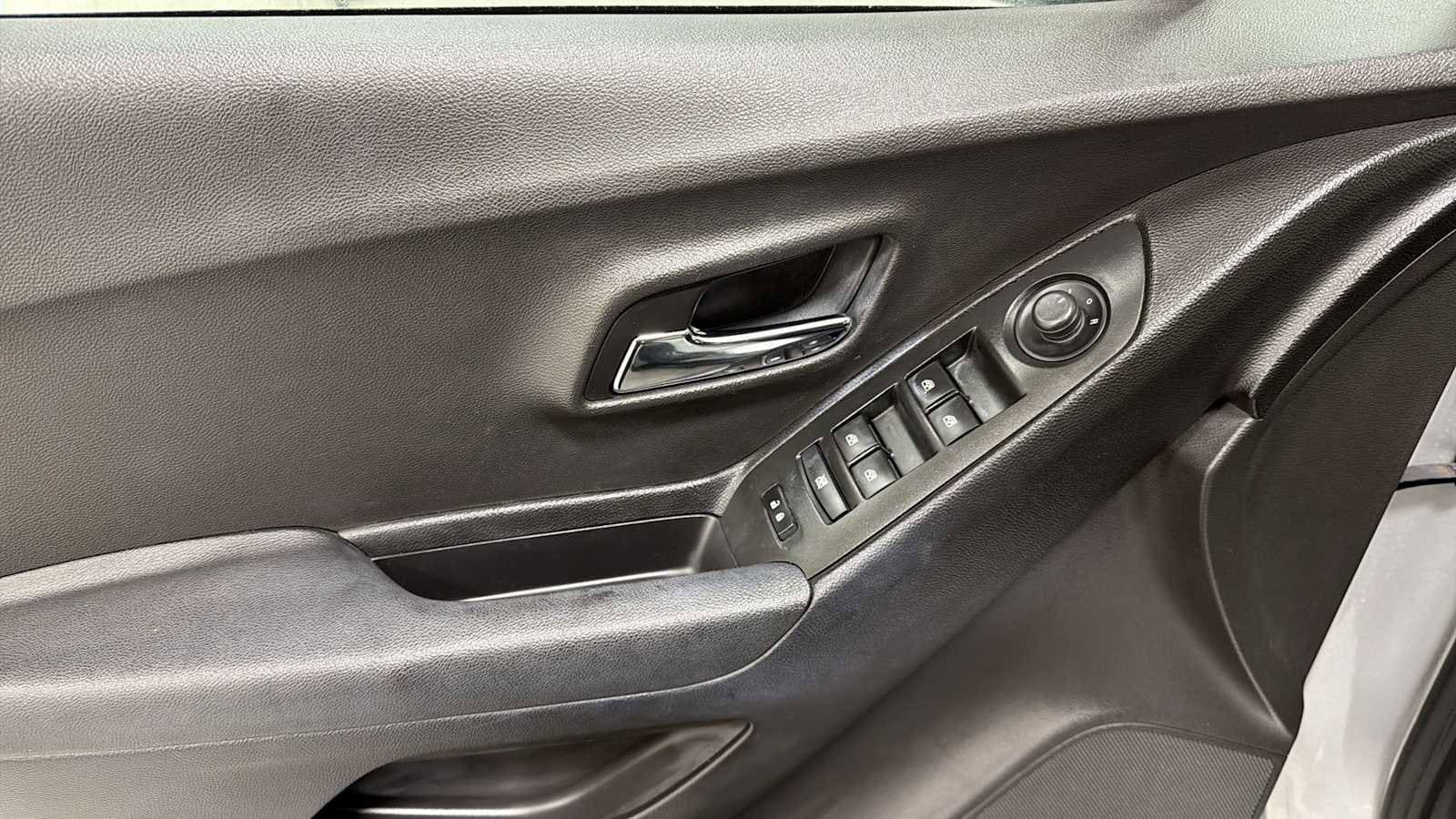 Thumbnail: 2016 Chevrolet Trax - 15