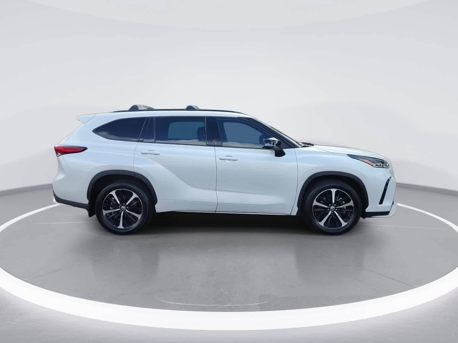 Thumbnail: 2022 Toyota Highlander - 9
