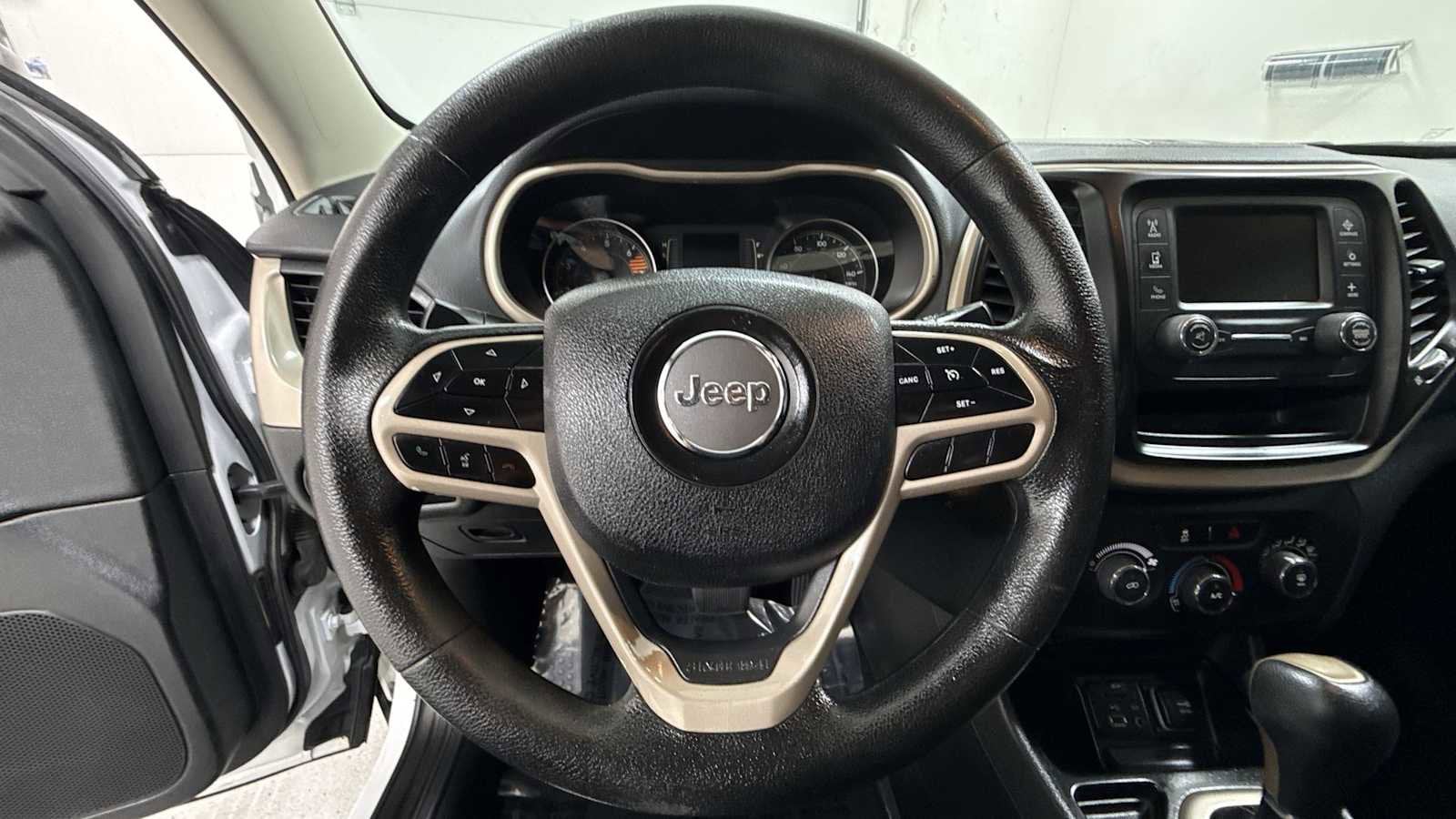 Thumbnail: 2017 Jeep Cherokee - 16