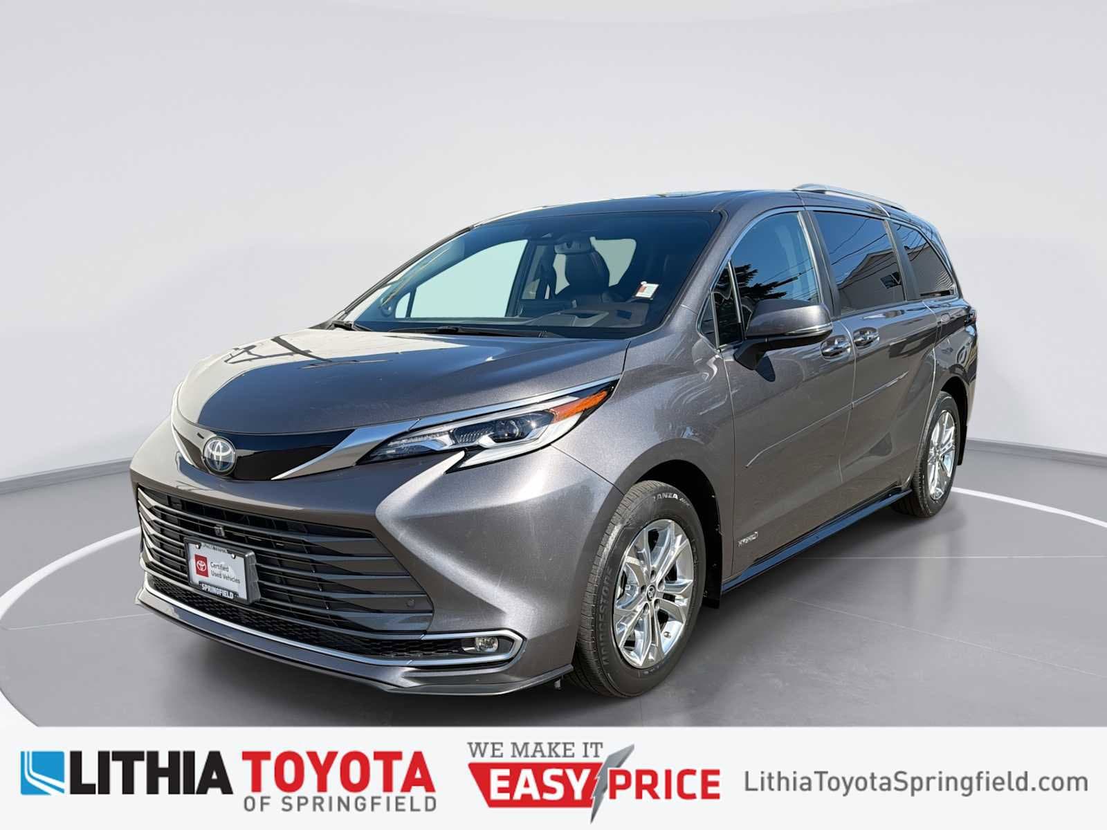 2021 Toyota Sienna Platinum 7-Passenger Hybrid AWD's photo