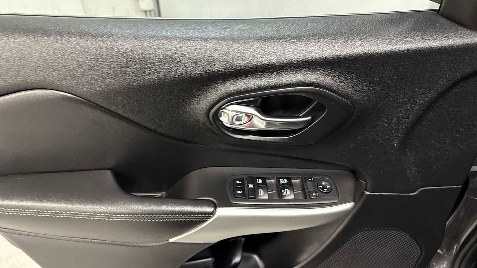 Thumbnail: 2018 Jeep Cherokee - 15