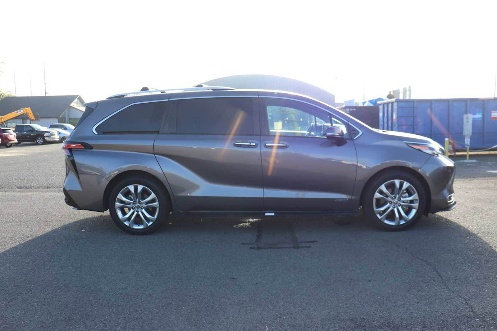 2021 Toyota Sienna Platinum photo 4