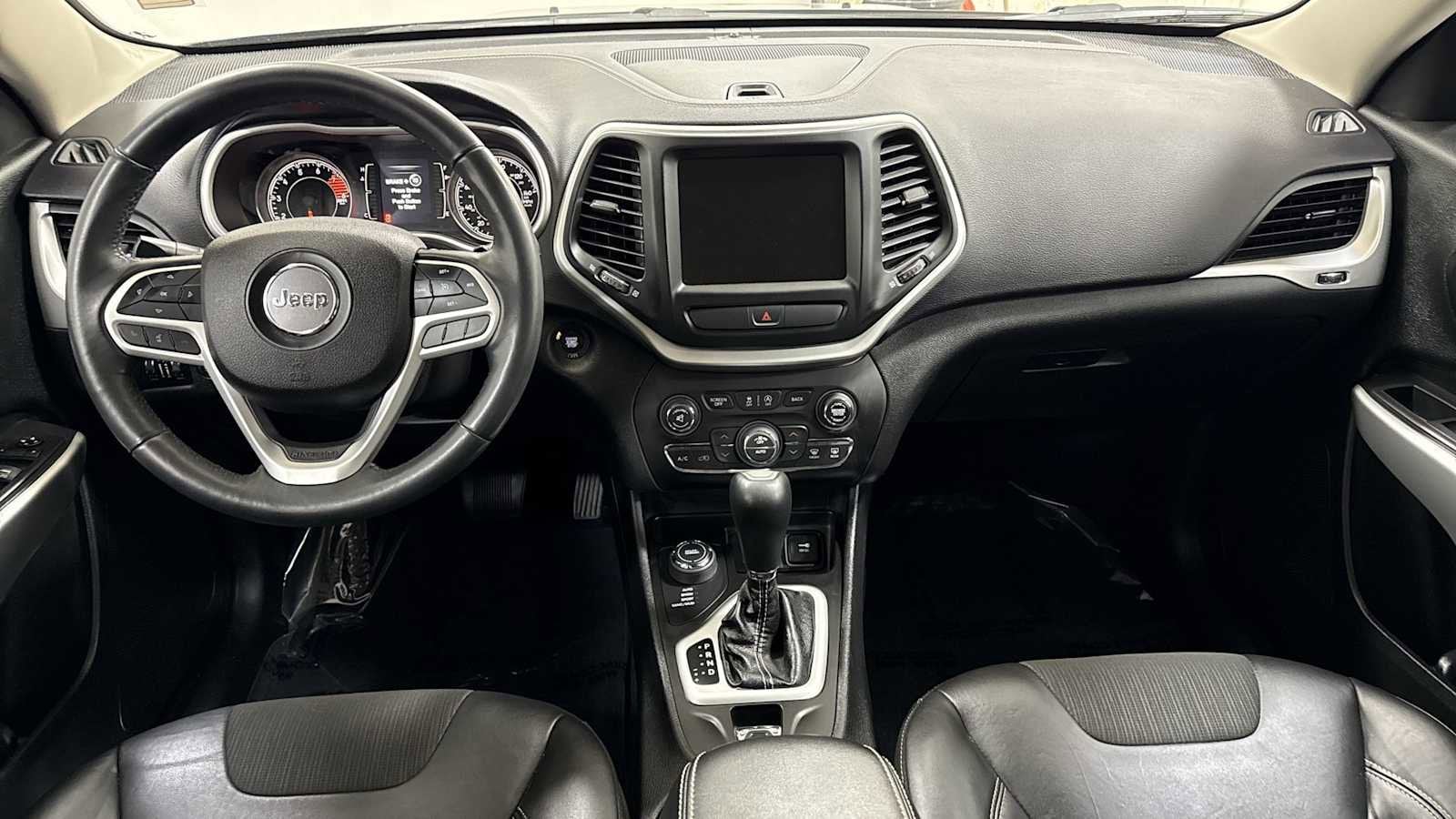 Thumbnail: 2018 Jeep Cherokee - 25