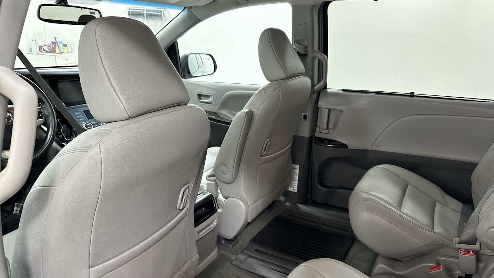 Thumbnail: 2017 Toyota Sienna - 27