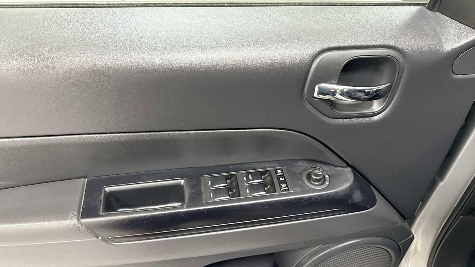 Thumbnail: 2016 Jeep Patriot - 15