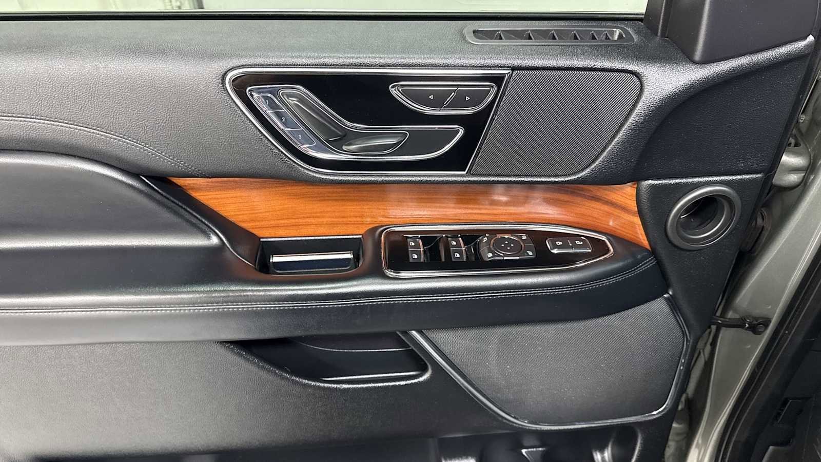 Thumbnail: 2019 Lincoln Navigator - 15