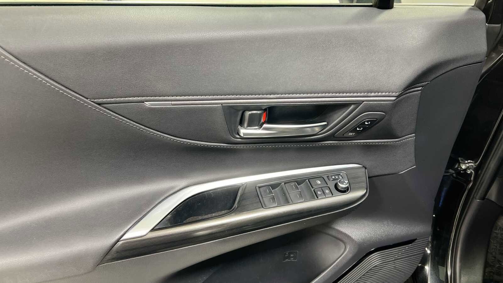 Thumbnail: 2021 Toyota Venza - 15