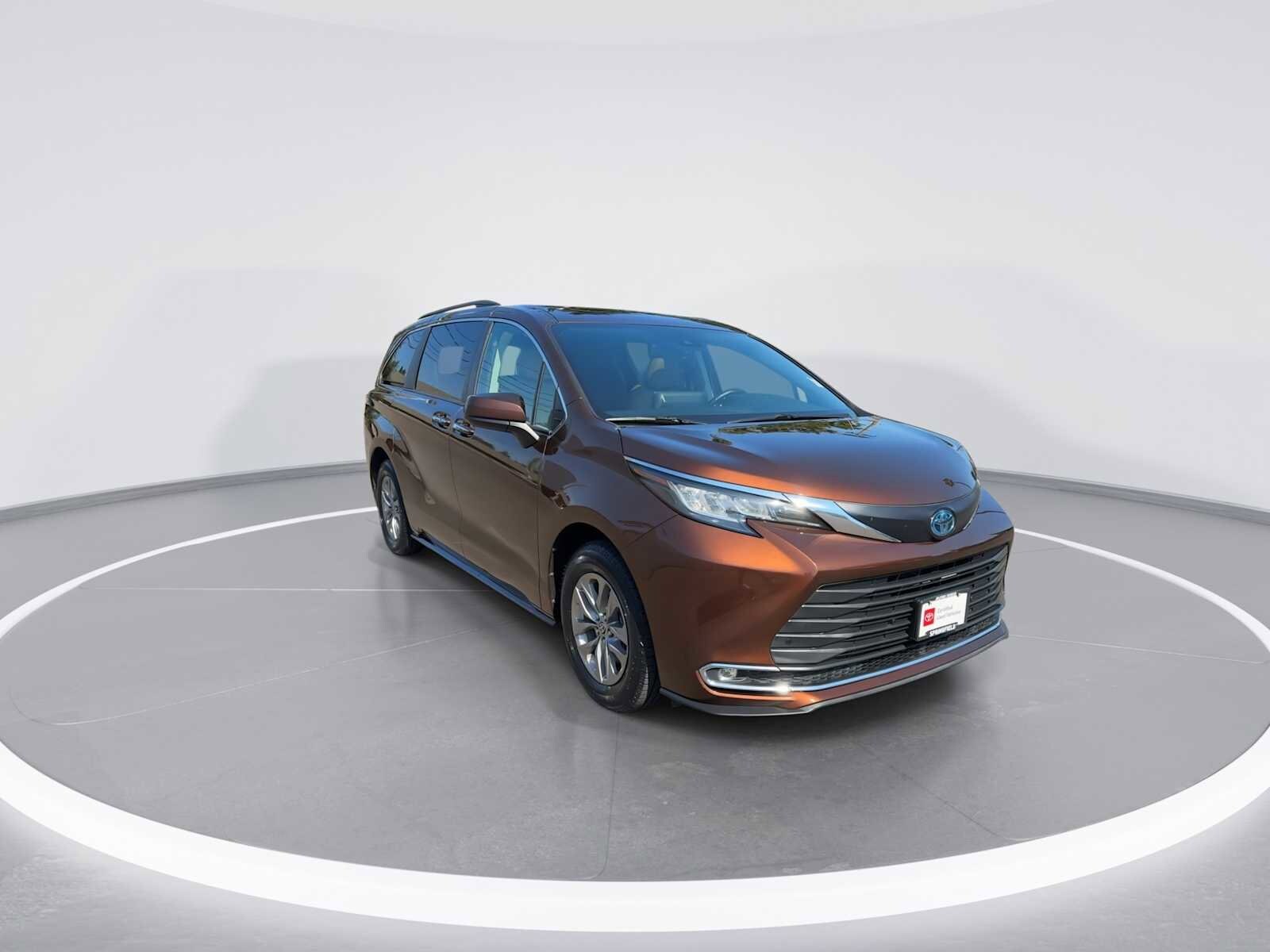 2022 Toyota Sienna XLE photo 2
