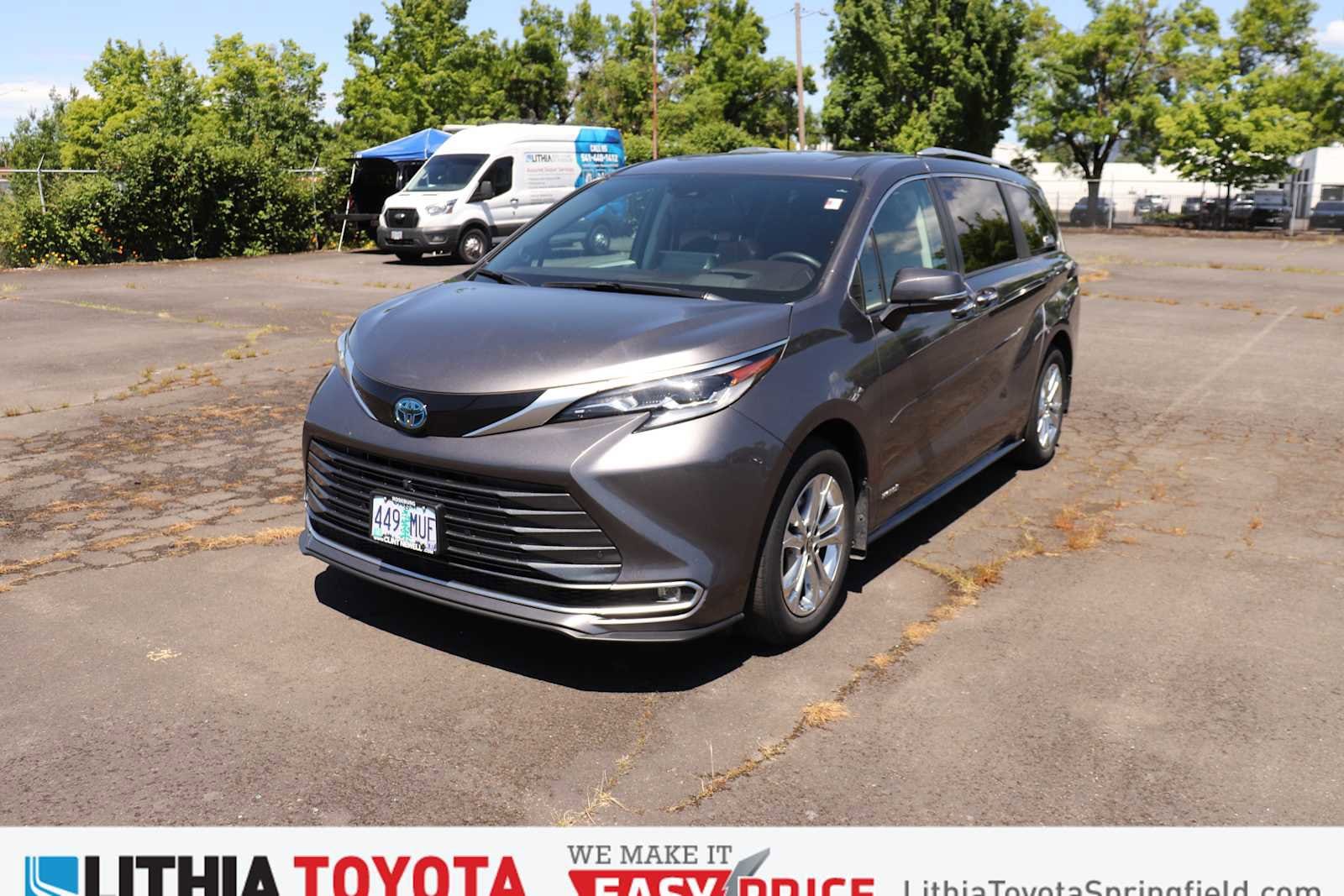 2021 Toyota Sienna Platinum 7-Passenger Hybrid AWD's photo