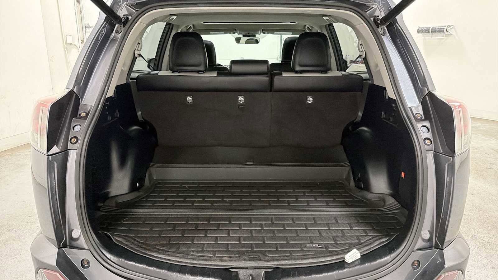 Thumbnail: 2016 Toyota RAV4 - 27