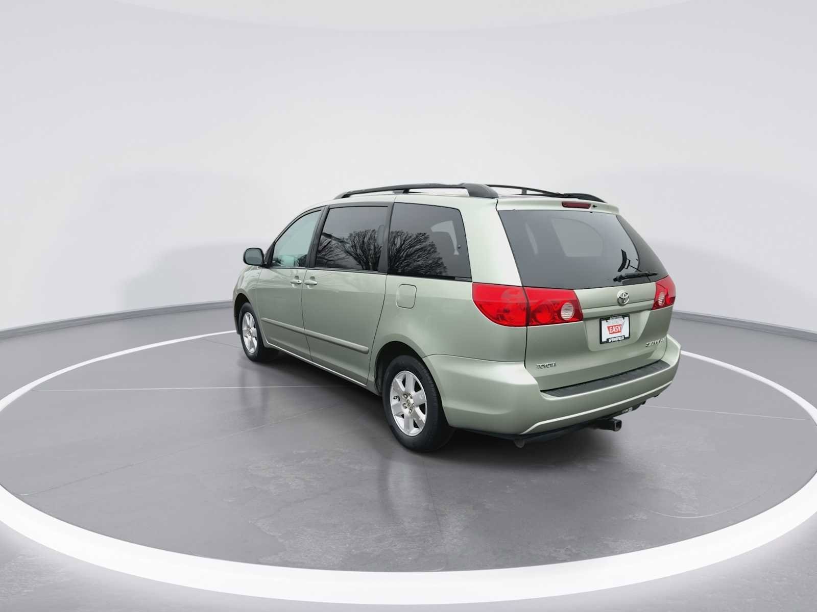 Thumbnail: 2010 Toyota Sienna - 6