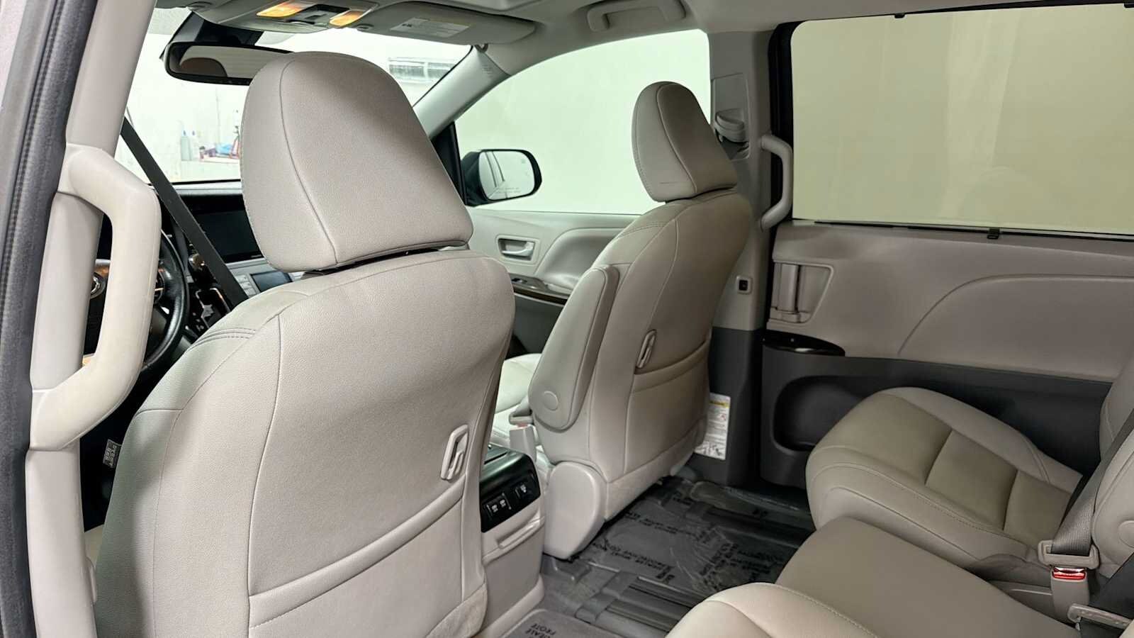 Thumbnail: 2020 Toyota Sienna - 27