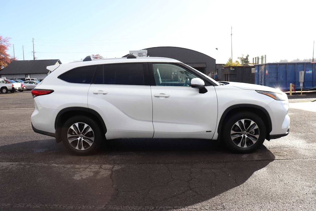 Used 2022 Toyota Highlander Hybrid XLE SUV