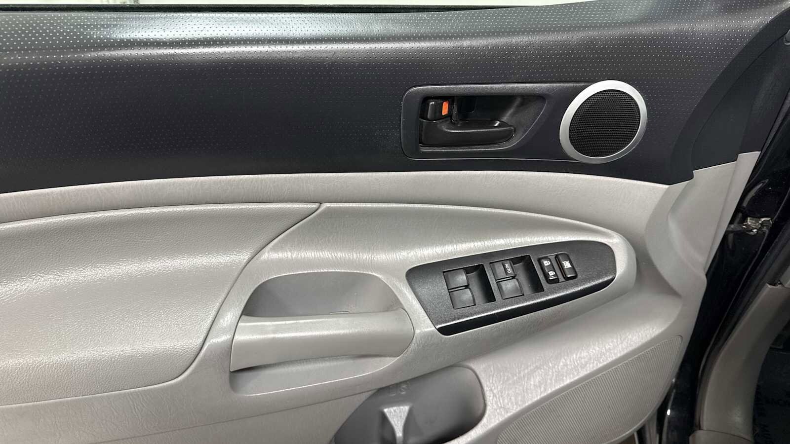 Thumbnail: 2013 Toyota Tacoma - 15