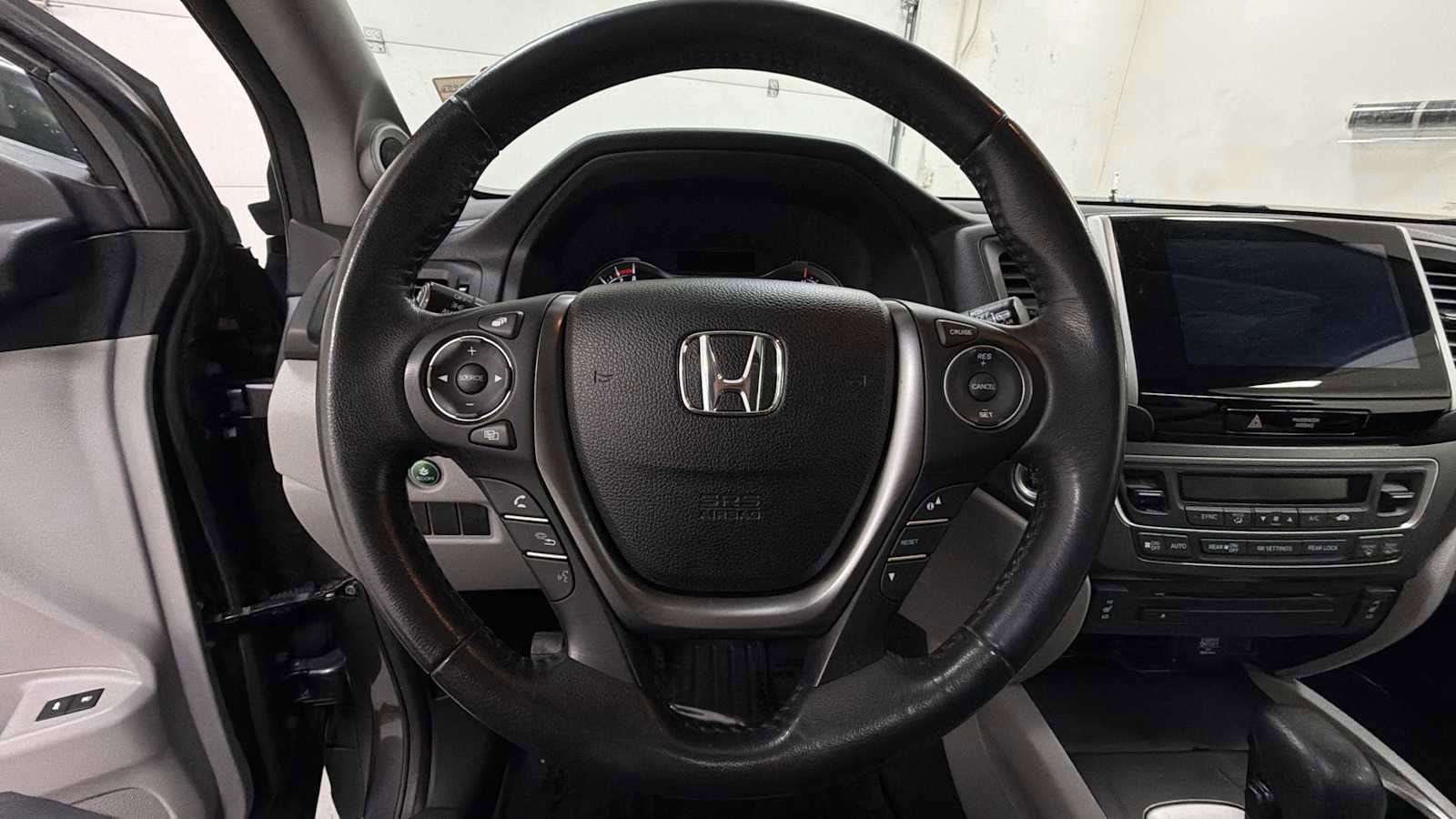 Thumbnail: 2017 Honda Pilot - 16