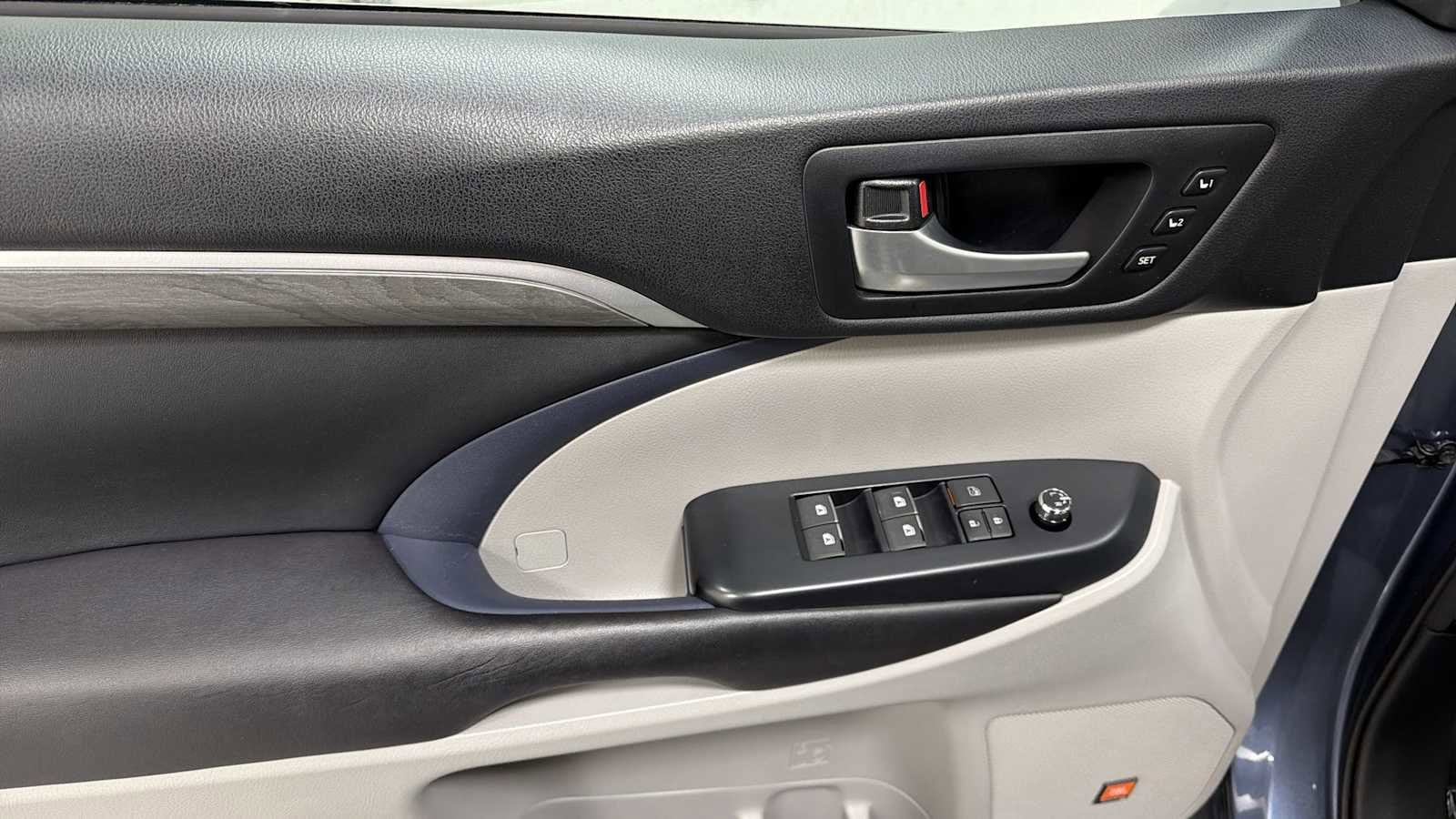 Thumbnail: 2017 Toyota Highlander - 15