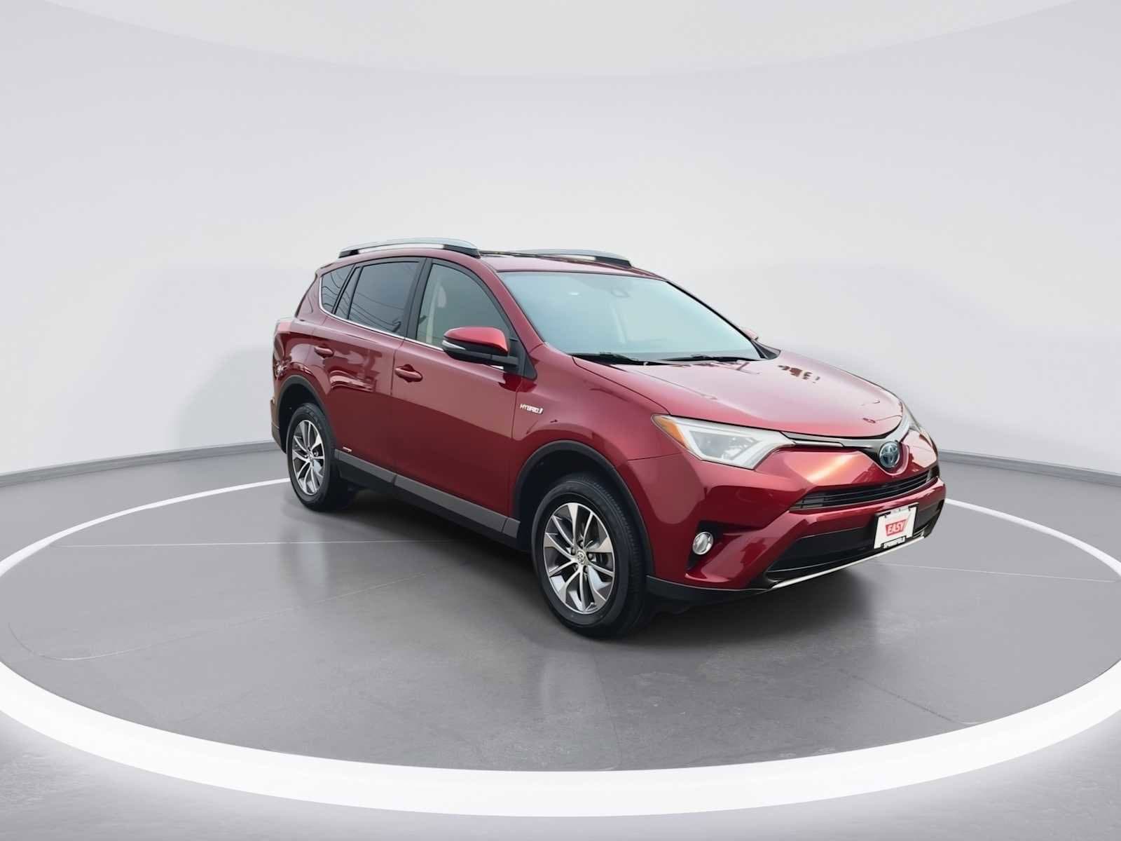 Used 2018 Toyota RAV4 XLE with VIN JTMRJREV4JD194474 for sale in Springfield, OR