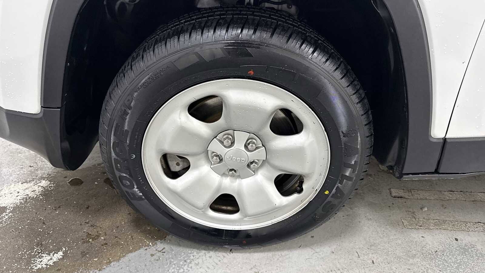 Thumbnail: 2017 Jeep Cherokee - 10