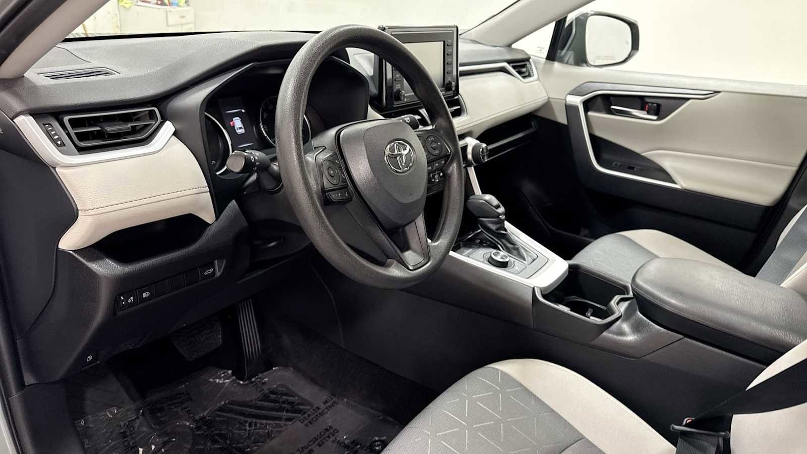 Thumbnail: 2022 Toyota RAV4 - 12