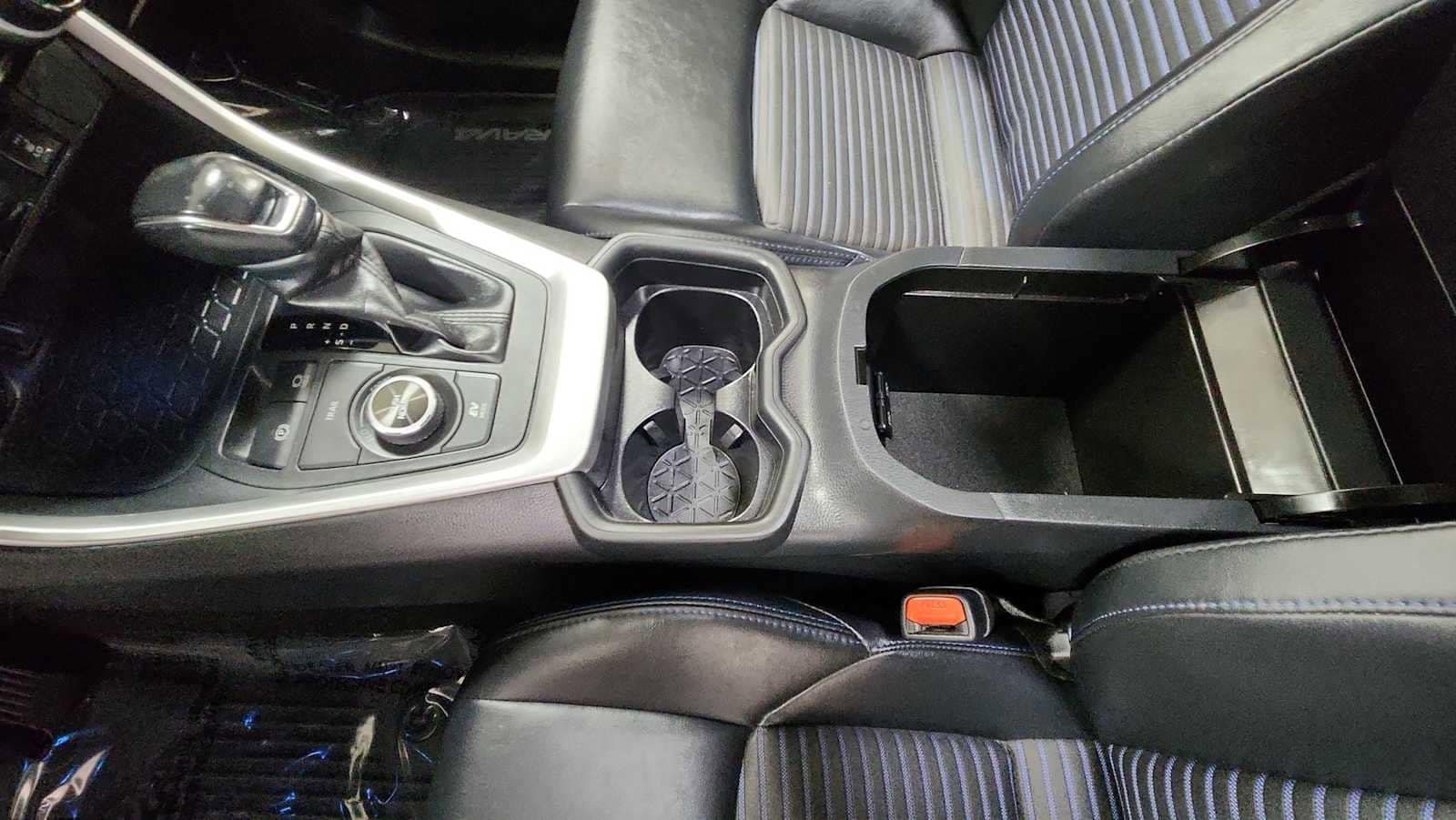 Thumbnail: 2020 Toyota RAV4 - 23