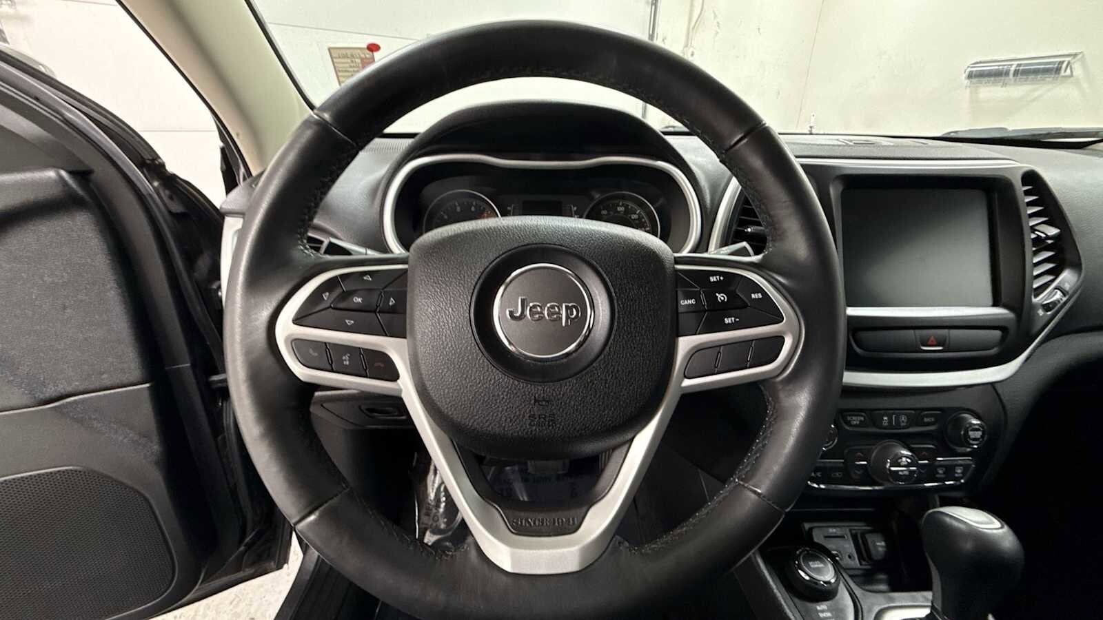 Thumbnail: 2018 Jeep Cherokee - 16