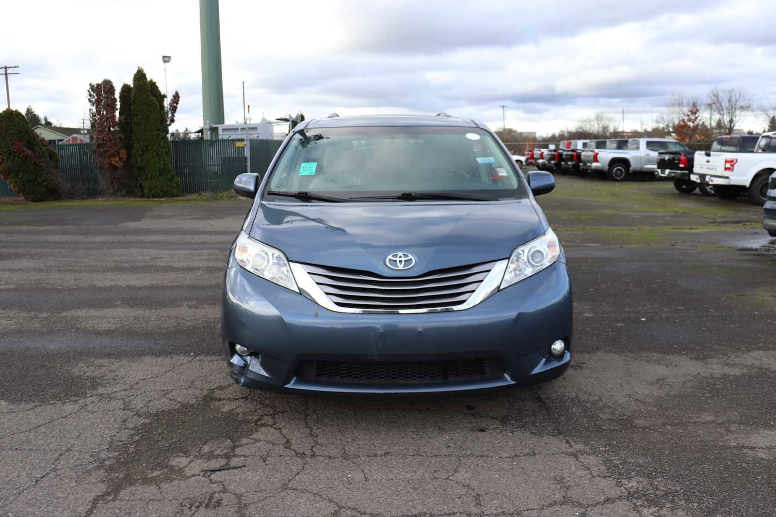 2016 Toyota Sienna XLE photo 2