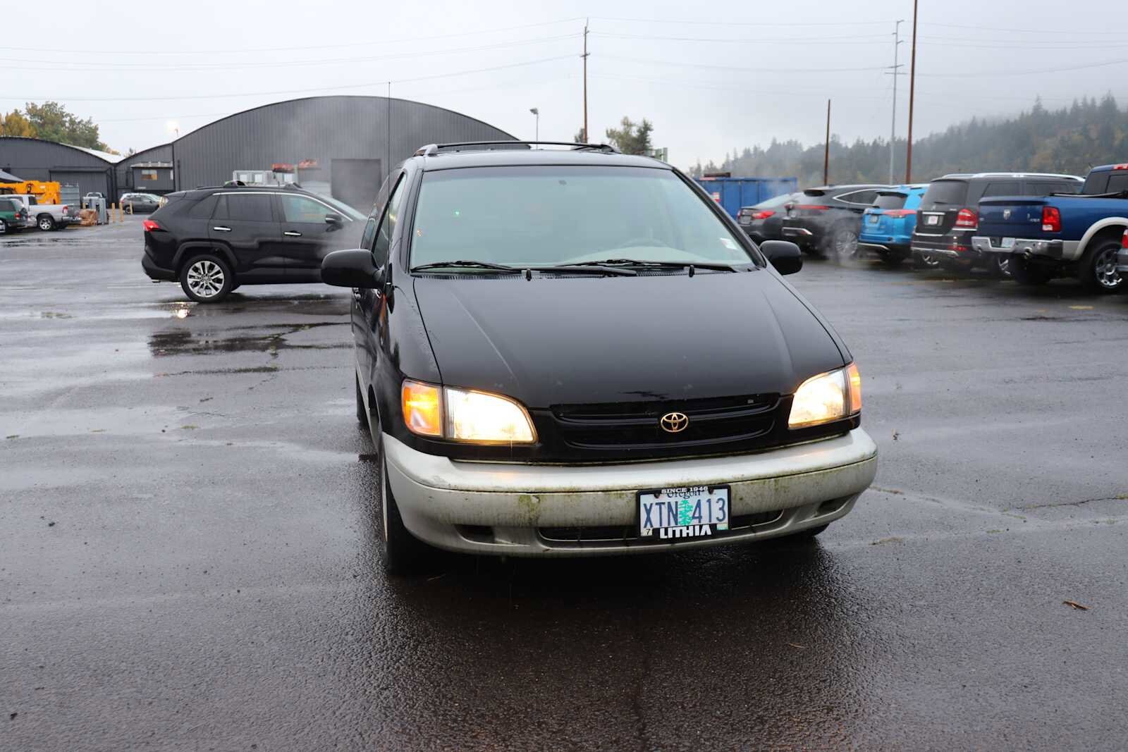 2000 Toyota Sienna XLE photo 3