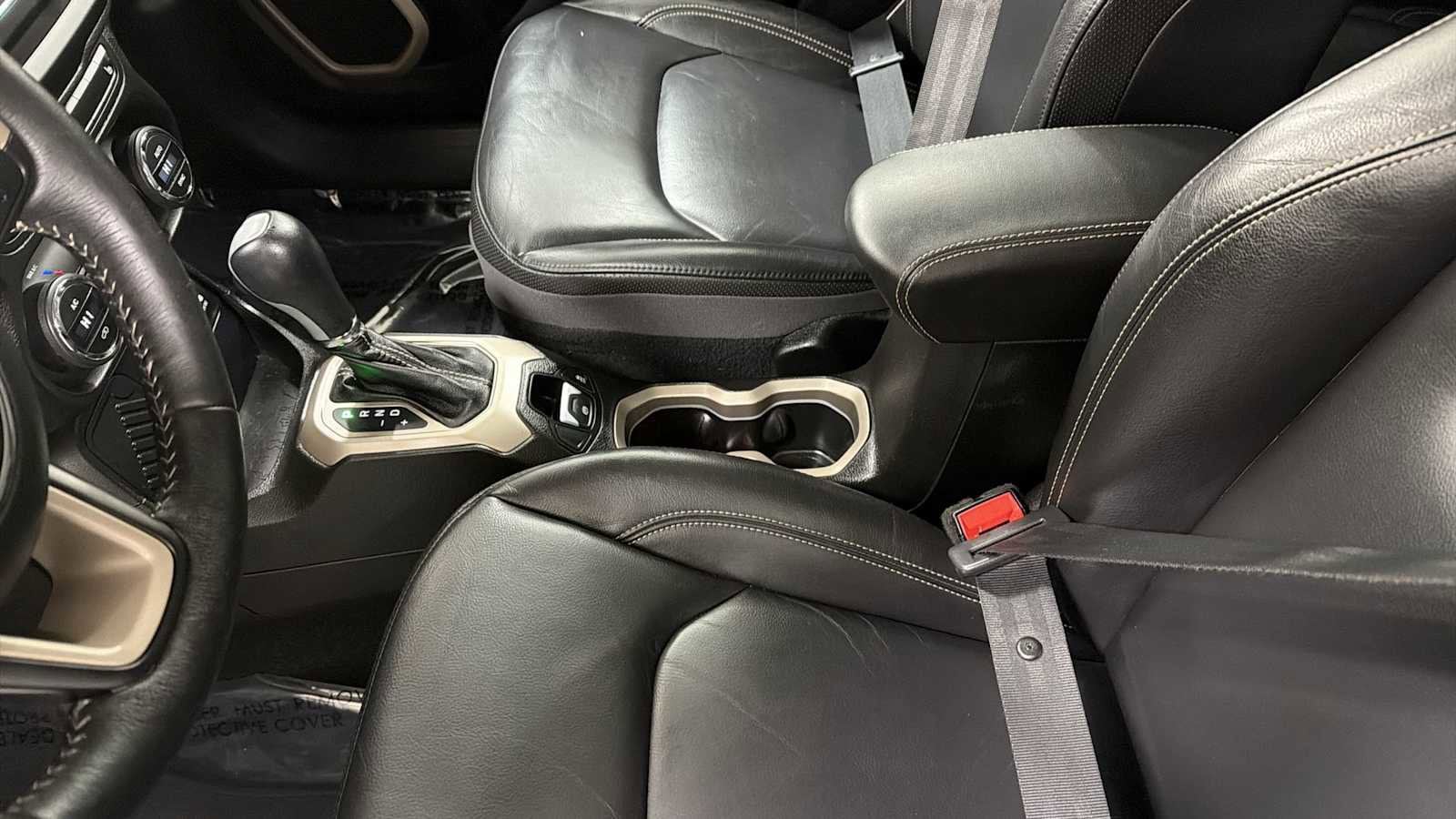 Thumbnail: 2016 Jeep Renegade - 23