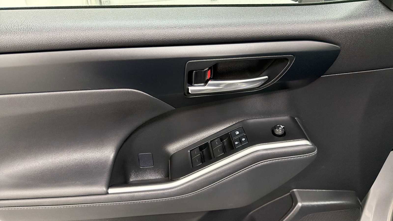 Thumbnail: 2022 Toyota Highlander - 15